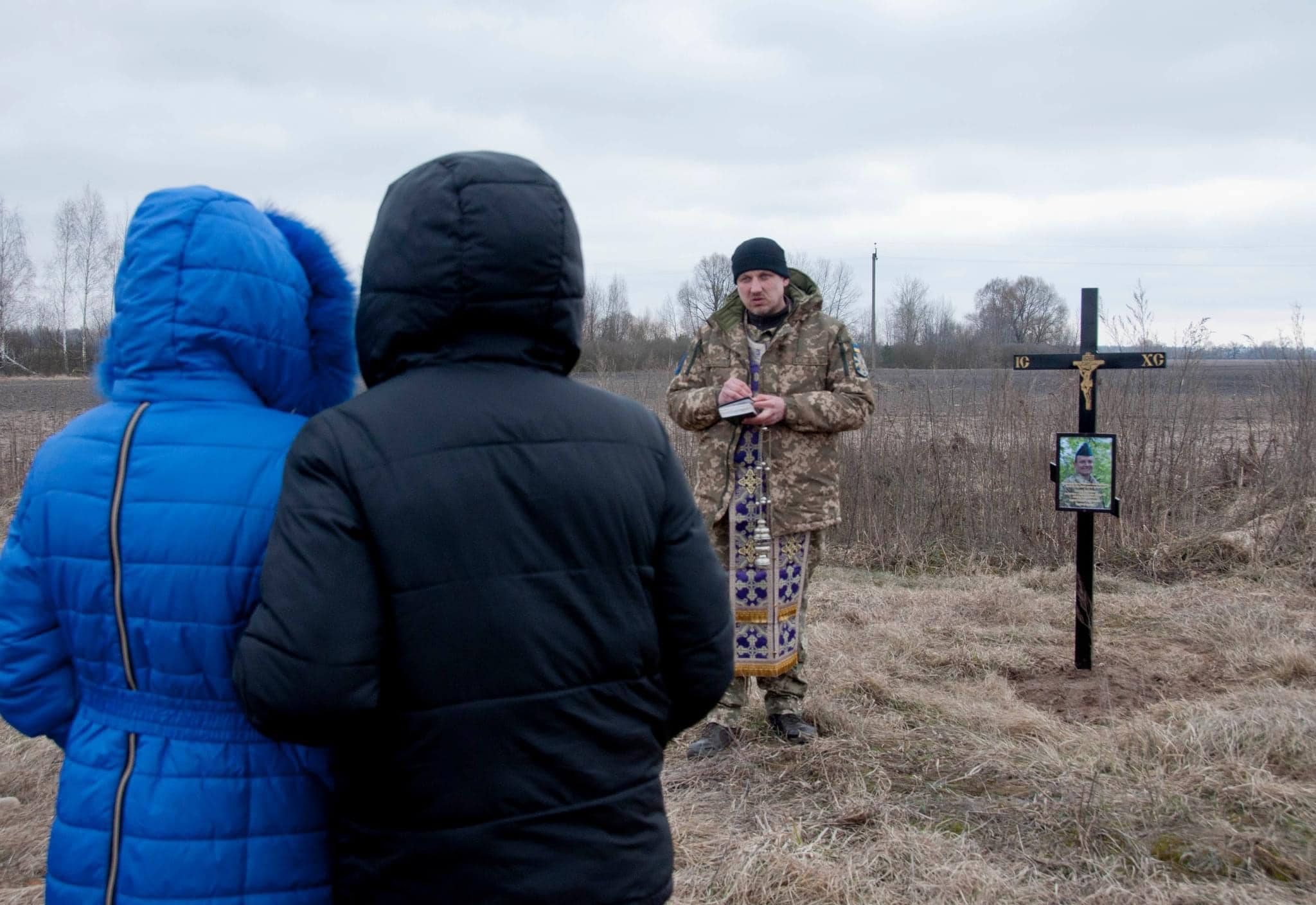На околиці села Раковичі встановили пам’ятний хрест льотчику Олександру Бринжалі, який загинув в бою захищаючи столицю (ФОТО)