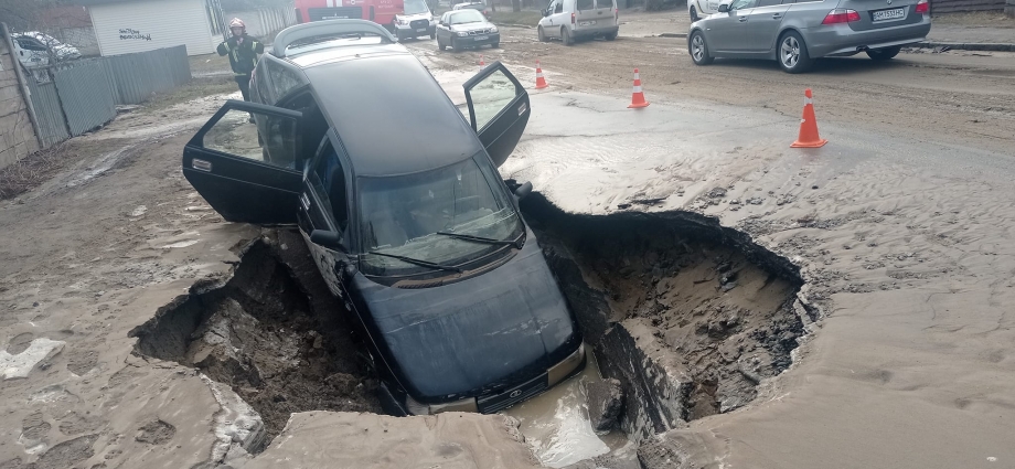 У Житомирі автівка провалилася у величезну яму (ФОТО; ВІДЕО)