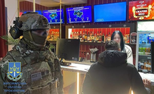 Прокуратура Житомирщини спільно з СБУ викрила міжрегіональну мережу незаконних гральних закладів з мільйонними прибутками: організаторам обрали запобіжні заходи (ФОТО)
