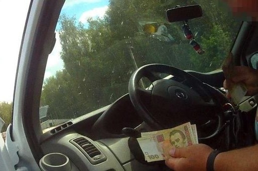 На Житомирщині цьогоріч викрито 12 водіїв-порушників, які намагалися відкупитися від патрульної поліції: усі постануть перед судом