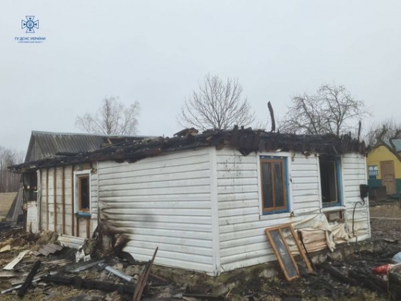 У Хорошівській громаді горів будинок, вогнем знищено дах та перекриття помешкання