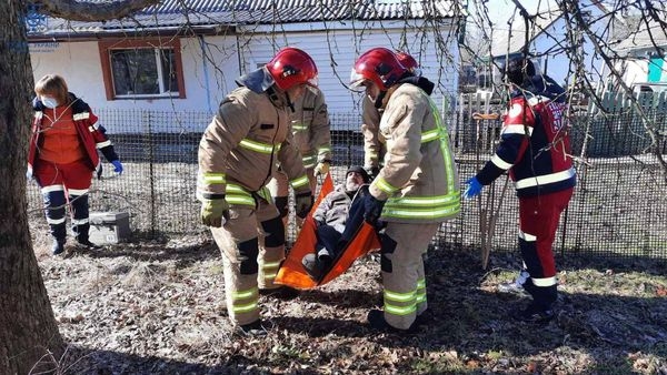 У Коростені на пожежі врятували 58-річного господаря, чоловік надихався чадним газом (ФОТО)