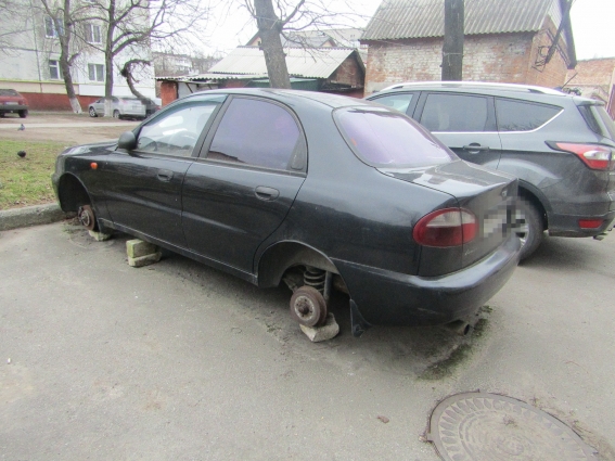 Житомирянин зняв колеса з автівки, аби повернути борг: про своє рішення власників він попередити «забув»