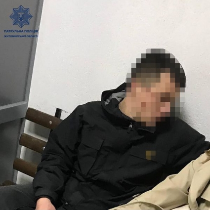 У Житомирі затримали чоловіка, який розбив скло у магазині та втік