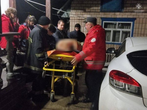 На Житомирщині рятувальники транспортували до карети швидкої 200 кг чоловіка, який потребував лікарської допомоги (ФОТО)