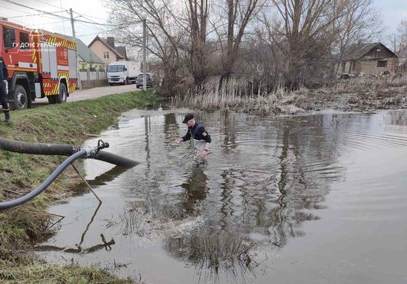 На Житомирщині рятувальники відкачали близько 2 тис. кубометрів води із затоплених будинків та присадибних ділянок (ФОТО)