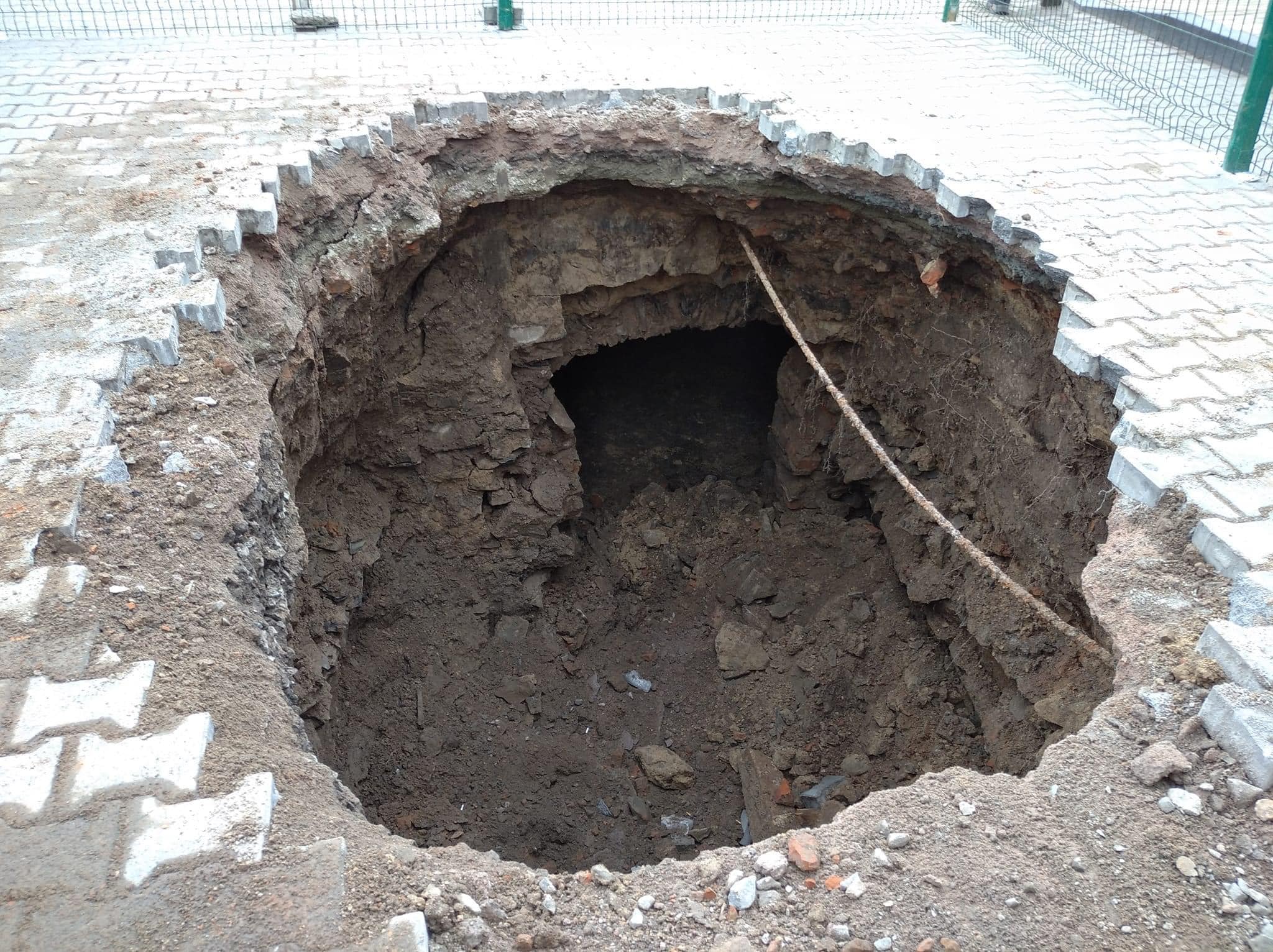 У Звягелі провалля, яке утворилось посеред вулиці, виявилось археологічним відкриттям (ФОТО)