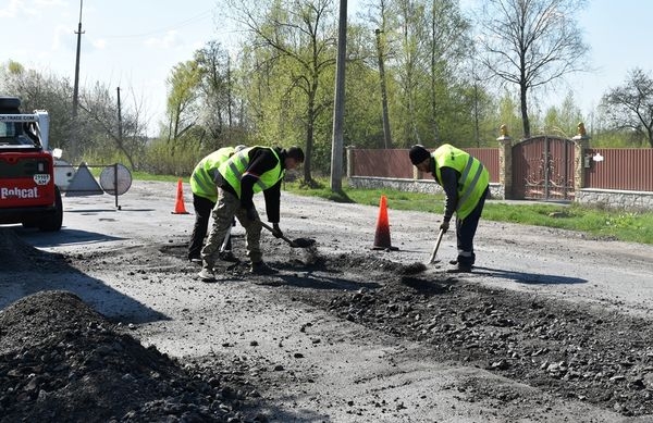 У Звягельській громаді розпочато ямковий ремонт доріг з твердим покриттям (ФОТО)