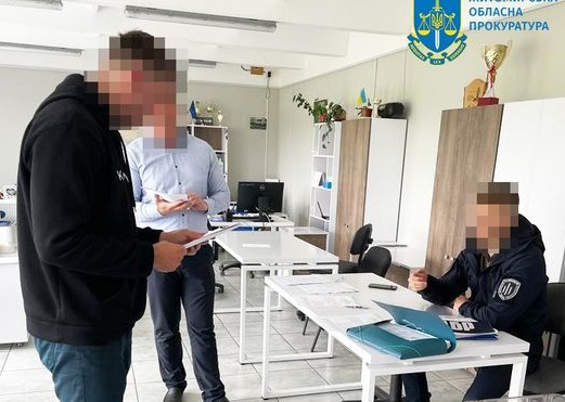 Сприяння в ухиленні від сплати майже 850 тис. грн податків за ввезені автомобілі – на Житомирщині трьом митникам повідомили про підозру