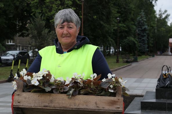 У Житомирі на бульварі та на вулиці Перемоги висадять понад 1 тис. кущів квітів (ФОТО)