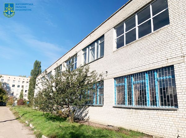 При встановленні вікон, зруйнованих ворожою ракетою, заволодів майже 800 тис. грн – на Житомирщині підозрюють недобросовісного підрядника