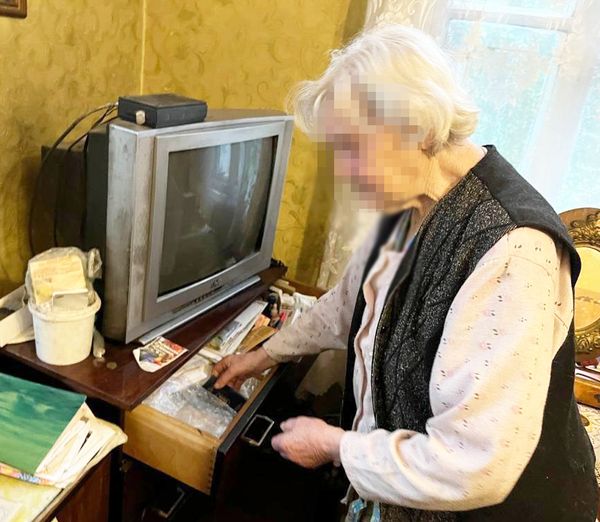 У Коростені двоє чоловіків, які представились «працівниками» газової служби, вкрали пенсію у літньої жінки