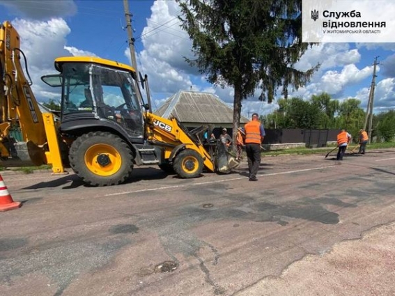 На кількох дорогах Житомирської області ліквідовують аварійну ямковість (ФОТО)