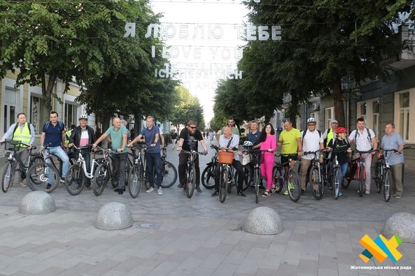 Зручно, економно та екологічно: флешмоб «Велосипедом на роботу» зібрав велолюбителів на Михайлівській (ФОТО)