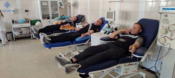 У Житомирі рятувальники здали кров для військових