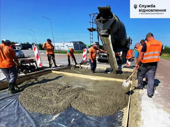 Поблизу автозаправної станції перед Коростенем проведено аварійний ремонт бетонних плит (ФОТО)