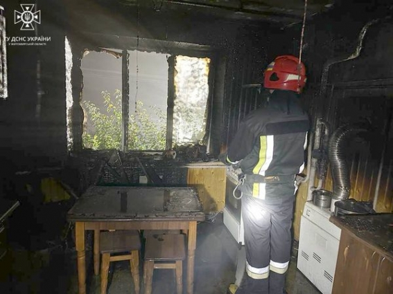 У Ружині через недопалок сталася пожежа в квартирі, опіки тіла отримав 49-річний чоловік (ФОТО)