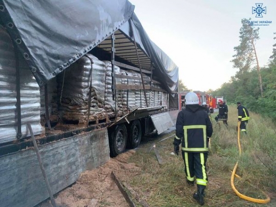 У Коростенському районі ліквідували пожежу причепу вантажівки, в якій знаходилося 2 тонни палива для твердопаливного котла