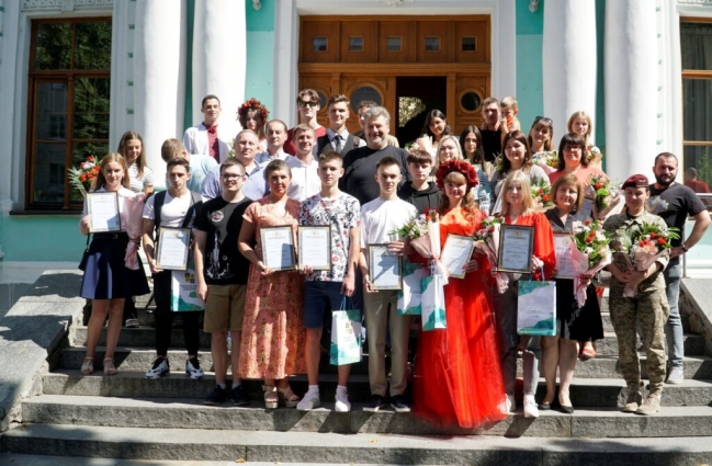 У Житомирі з нагоди Дня молоді 20 обдарованих юнаків та дівчат отримали подяки й  грошові сертифікати (ФОТО)
