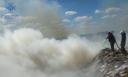 У Коростенському районі горіло сміття твердих побутових відходів на площі близько 200 кв. м., рятувальники гасили пожежу 5 годин