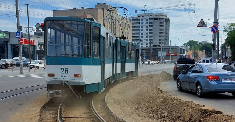 У Житомирі після ремонту рейок відновили рух трамваю: в планах відновлення асфальту та заміна рейок другої колії (ФОТО)
