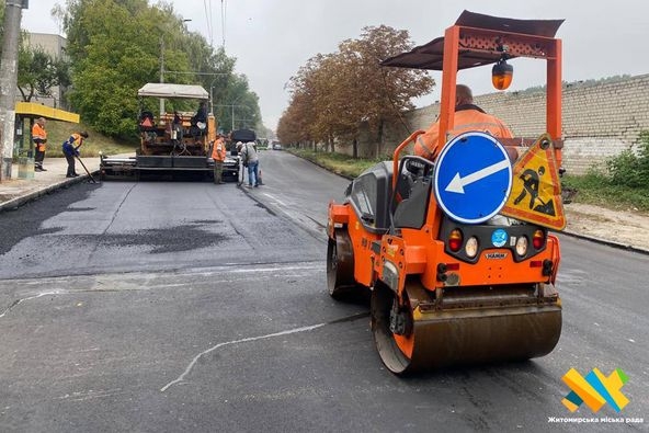 На вулиці Космонавтів продовжується поточний ремонт асфальтобетонного покриття