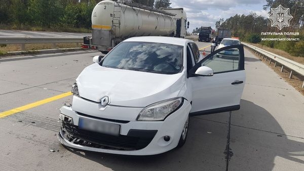 Поблизу села Світин зіткнулися дві автівки: постраждала пасажирка Renault