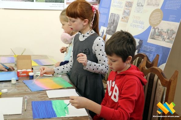 У Житомирі для дітей відбувся майстерклас з розпису холста від благодійного фонду «СпівДія заради дітей»