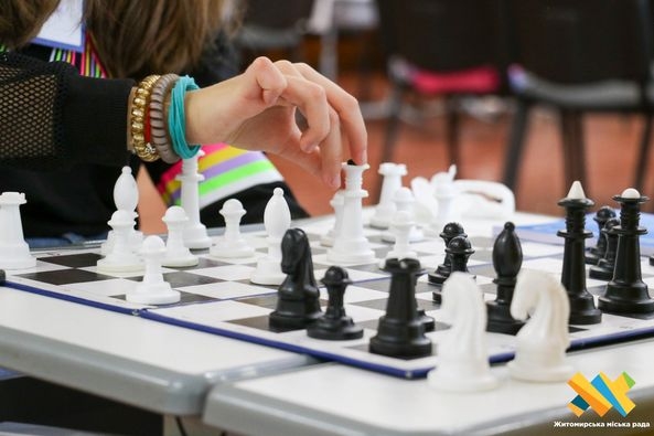 «...Треба подумати добре. Продумувати не тільки свої ходи, а й суперника»: у Житомирі триває шаховий мінічемпіонат серед школярів (ФОТО)