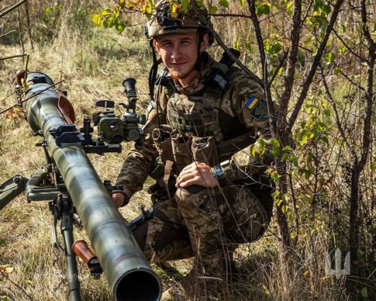 Воїн 95-ої бригади Михайло розповідає, як потрапив до десантників та як вони захищають Україну