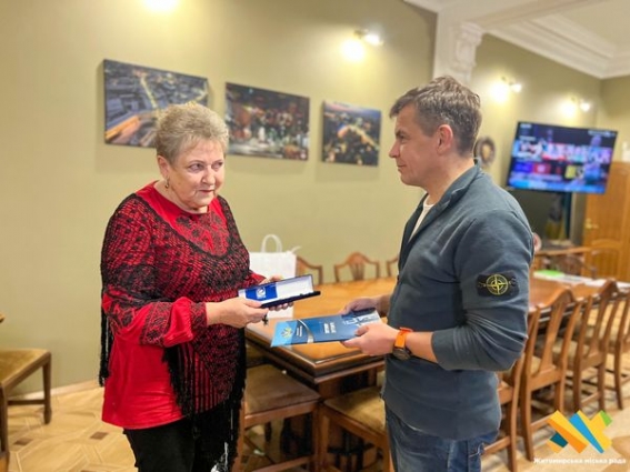Ангеліну Нестерову, керівницю зразкового фольклорного гурту «Джерельце», нагородили годинником міського голови