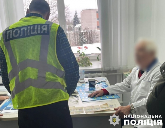 Фіктивна інвалідність призовнику: у Житомирі викрили лікаря у хабарництві