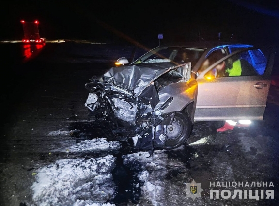 У Бердичівському районі зіткнулися легковик та вантажівка: в ДТП постраждали двоє людей