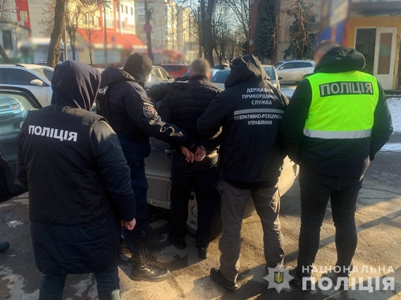 У Житомирі затримали «ділка», який обіцяв військовозобов’язаним організувати виїзд за кордон (ВІДЕО)