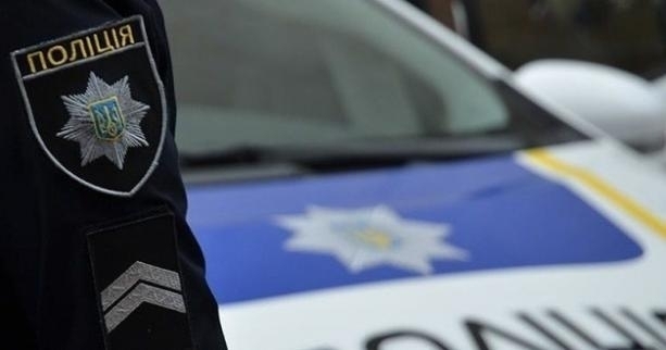 У Житомирі допомогли чоловіку, який йшов узбіччям з милицями, дістатися дому