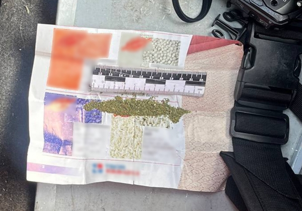 У Житомирі на Покровській під час поверхневої перевірки у громадянина виявили паперовий згорток з наркотиками