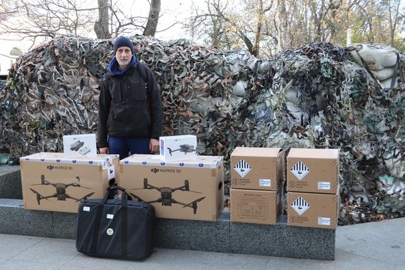 Передали військовим на передову дрони й обладнання майже на мільйон гривень