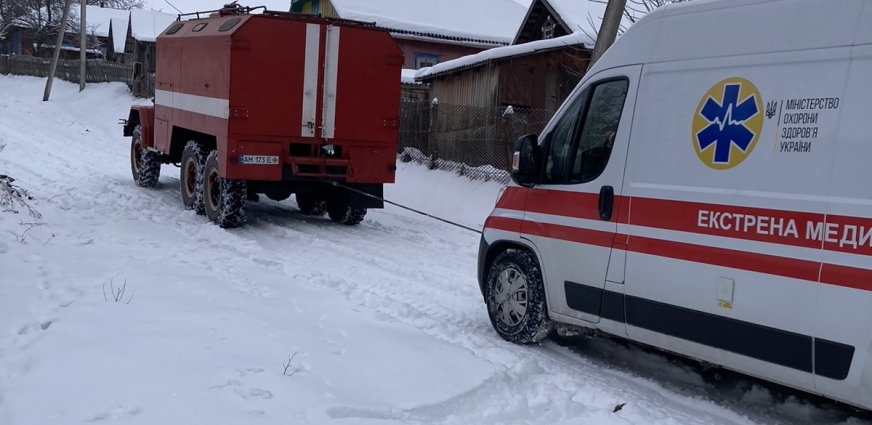 В Овруцькій громаді рятувальники допомогли відбуксирувати автомобіль швидкої допомоги з травмованою жінкою