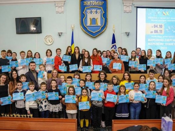 У Житомирі вручили подяки і подарунки юним переможцям конкурсу малюнків «Збережемо енергію – збережемо планету 2023» (ФОТО)