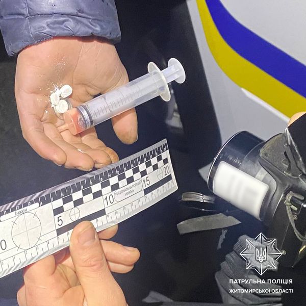За минулу добу у Житомирі патрульні виявили у 3 громадян, ймовірно, наркотичні речовини