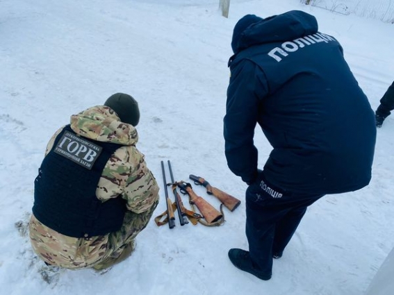 Бойова граната та незареєстрована зброя вилучені під час обшуків в прикордонні Житомирщини