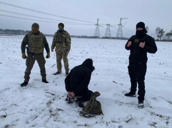 Житомирські прикордонники на Рівненщині затримали ворожого диверсанта, який намагався встановити GPS-трекер для дронів
