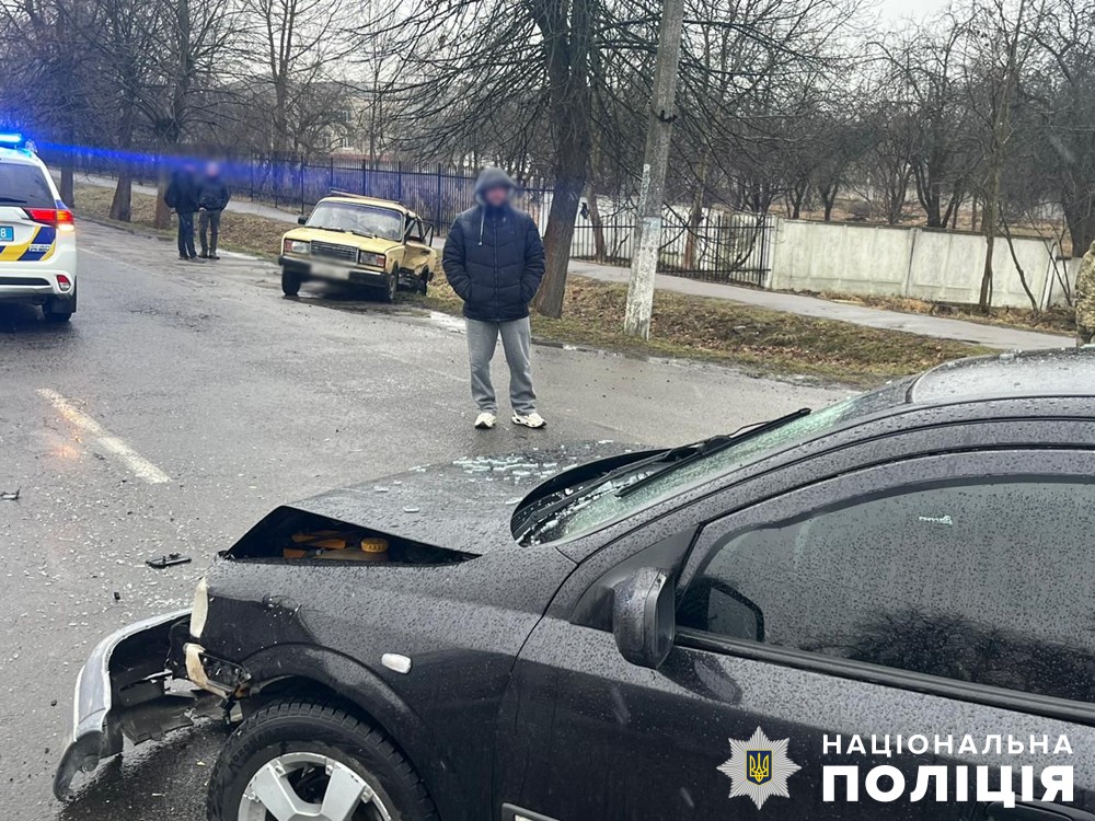 У Звягелі ВАЗівка зіткнулась з Opel: водій однієї з автівок в лікарні