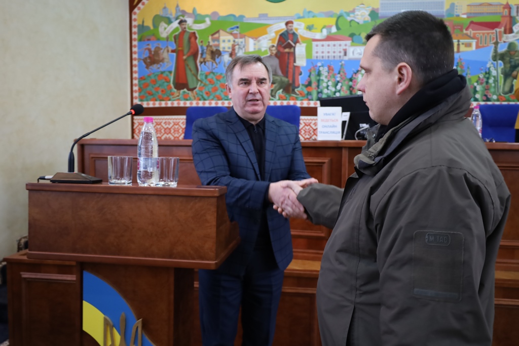 У Звягелі під час позачергового засідання сесії вручили почесні нагороди родинам загиблих Героїв та виділили 21,5 млн грн для військових
