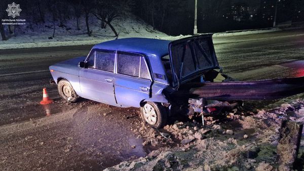У Житомирі на проспекті Миру водій ВАЗівки протаранив колесовідбійник, чоловік в лікарні
