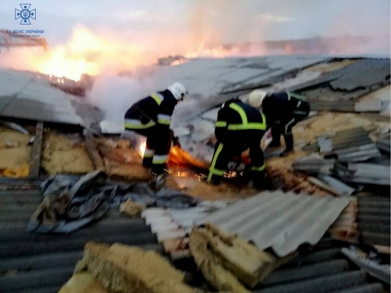 У Романівській громаді триває ліквідація пожежі на одному з деревообробних підприємств (ФОТО)