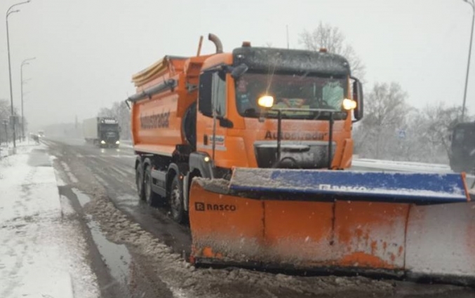 На Житомирщині на дорогах держзначення працювали 11 спецмашин: розчищали сніг та повалені дерева