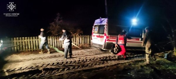 На Житомирщині фахівці ДСНС два рази надавали допомогу медикам, спецавтомобілі яких застрягли на бездоріжжі