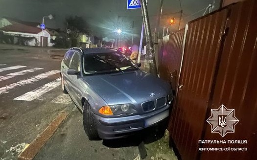 У Житомирі на вулиці Бориса Тена водій BMW протаранив електроопору та паркан
