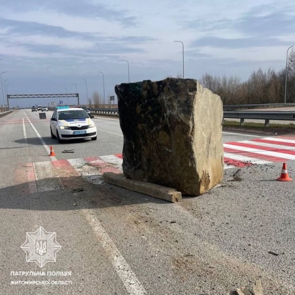 На трасі в Житомирській області з вантажівки впав кількатонний камінь